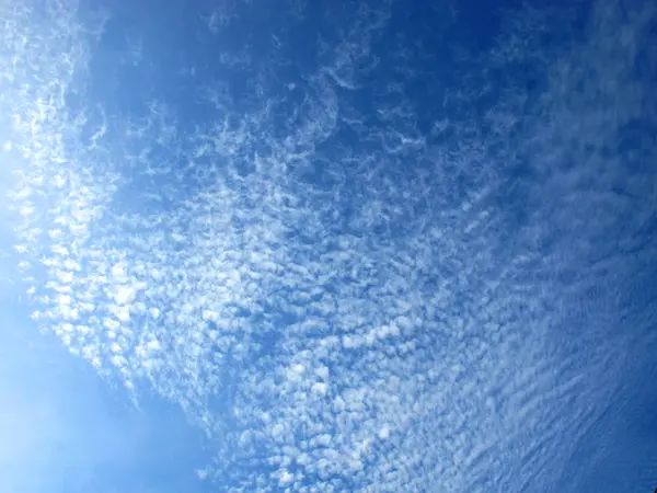 mavi gökyüzü bulutlu arkaplan