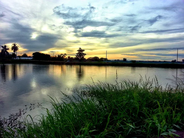 Nehirde gün batımı