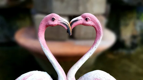 Öndeki iki Heron ak balıkçıl aşk ayakta