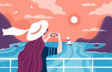 Kız telefonda gün batımını fotoğraflıyor. Geminin güvertesindeki kadın akıllı telefondan fotoğraf çekiyor. Turist tatili. Yaz manzarası.