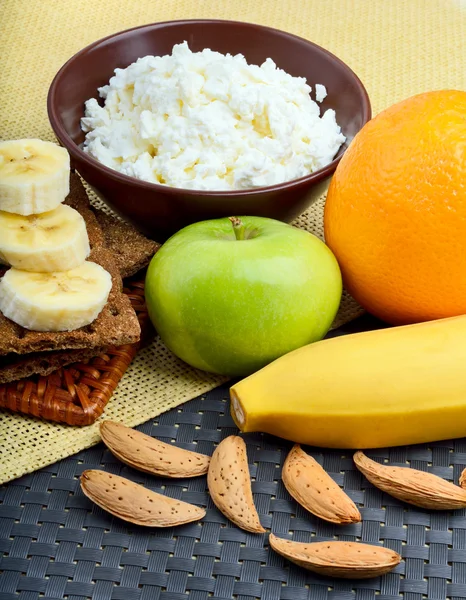 Frisches Obst, Käse und Mandeln. — Stockfoto