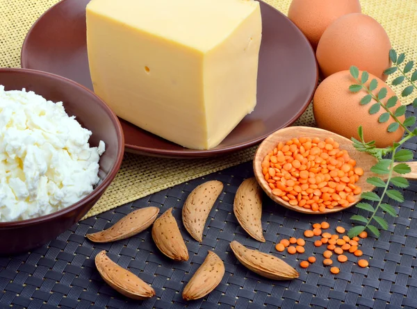 Cibo ricco di proteine in tavola . — Foto Stock