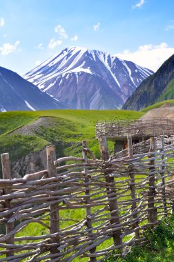 Kafkas Dağları'nda Kazbek Dağı. Gürcistan