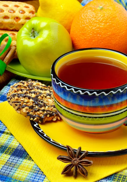 Frukost med svart te och frukt. — Stockfoto