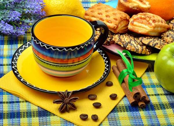 Kopje koffie of thee bij dessert geserveerd. — Stockfoto