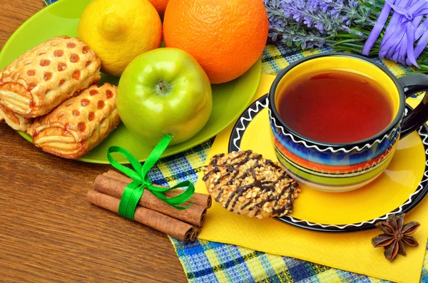 Frukost med svart te och frukt. — Stockfoto