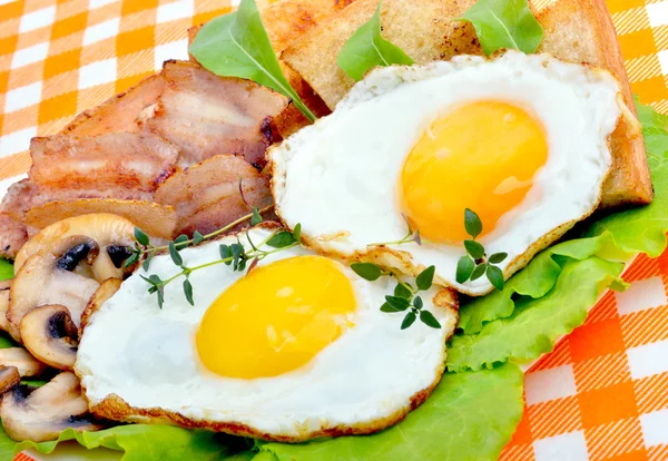 Petit déjeuner anglais - oeuf, pain grillé, bacon et salade . — Photo