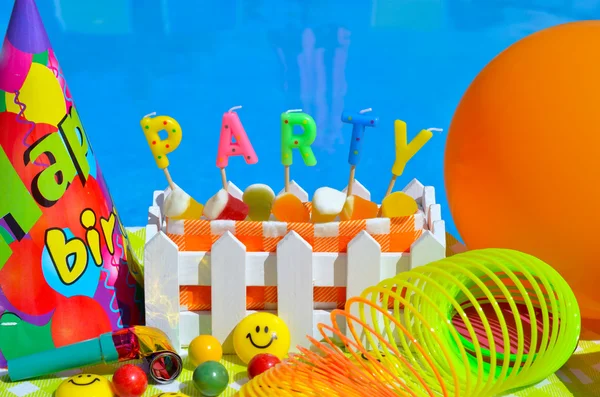 Party decoratie op de achtergrond van het zwembad — Stockfoto