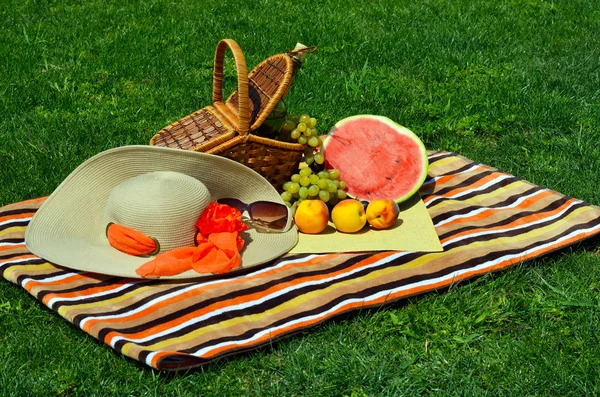 Picknickmand met voedsel. — Stockfoto