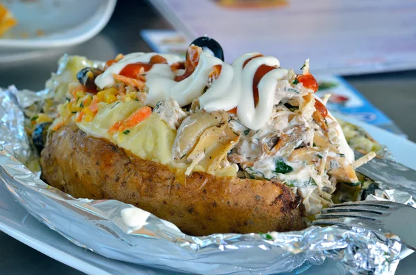 Baked potatoes with chicken. — Stock Photo, Image