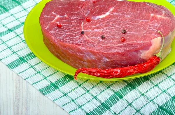 Syrový hovězí steak. — Stock fotografie