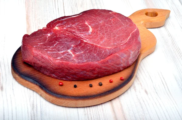 Syrový hovězí steak. — Stock fotografie