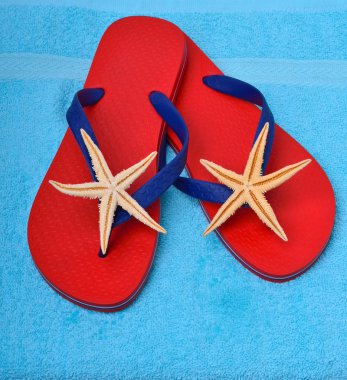 Deniz yıldızı ve Su damlacıkları ile flip flop.