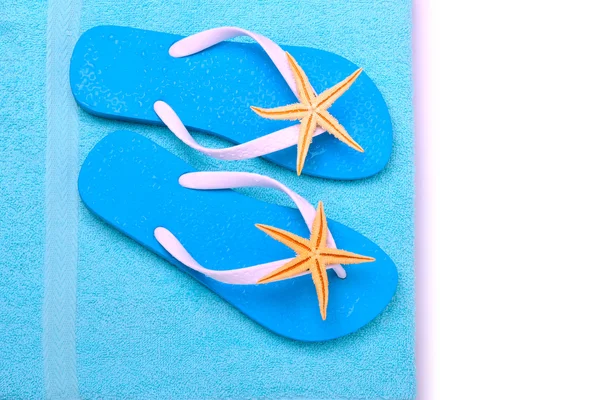 Flip flops with starfish and water droplets. — Stock Photo, Image