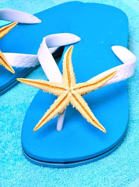 Flip flops with starfish and water droplets. — Stock Photo, Image