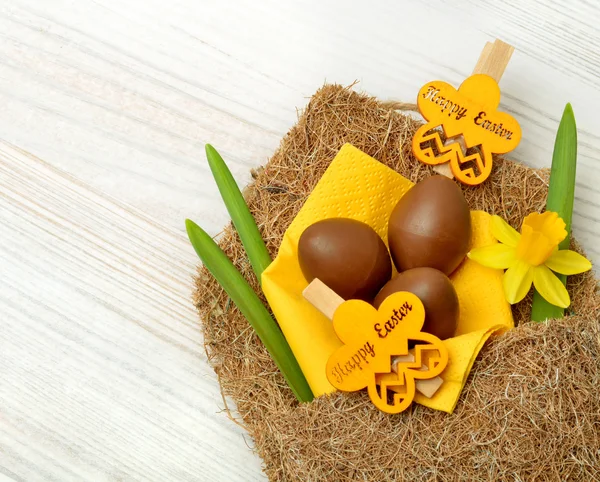 Velikonoční dekorace a svěží jarní květiny Narcis. — Stock fotografie