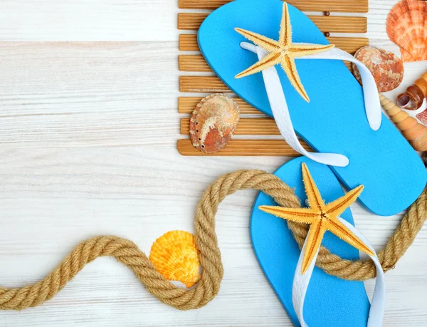 Flip-flops, starfish and seashells. — Stock Photo, Image