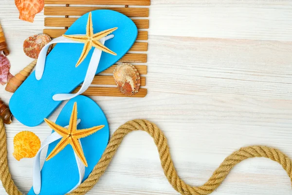 Flip-flops, starfish and seashells. — Stock Photo, Image