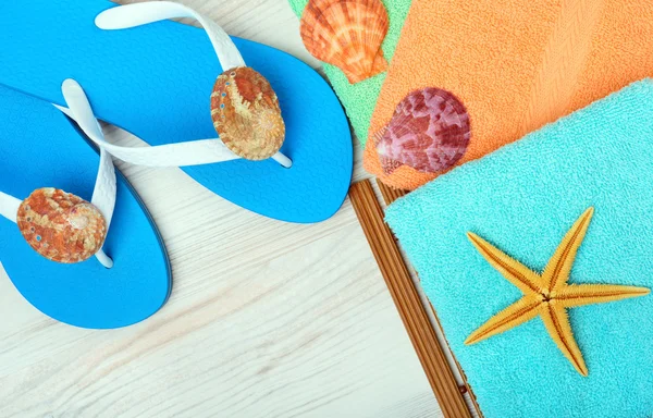 Flip-flops, handdukar, sjöstjärnor och snäckskal. — Stockfoto