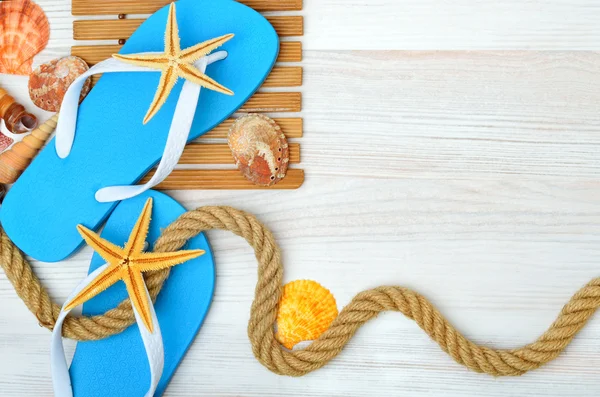 Flip-flops, sjöstjärnor och snäckskal. — Stockfoto