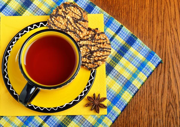 Tazza di tè con dessert servito . — Foto Stock