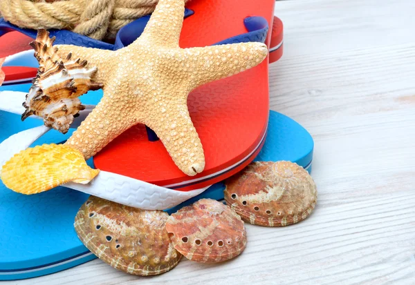 Chanclas, estrellas de mar y conchas . —  Fotos de Stock