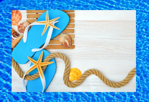 Flip-flops, sjöstjärnor och snäckskal. — Stockfoto