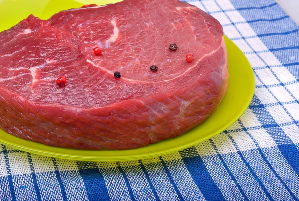 Syrový hovězí steak. — Stock fotografie