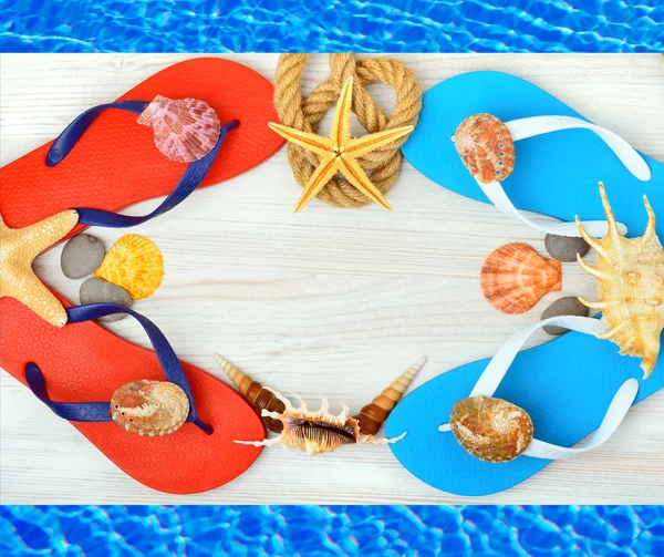 Chanclas, estrellas de mar y conchas . — Foto de Stock