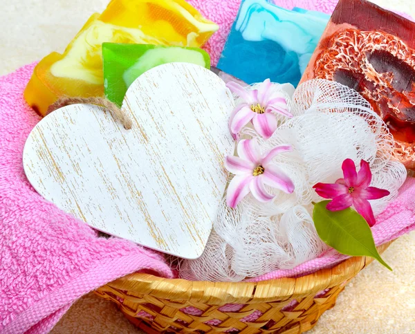 Ręcznie robione mydło z kwiatami. — Zdjęcie stockowe