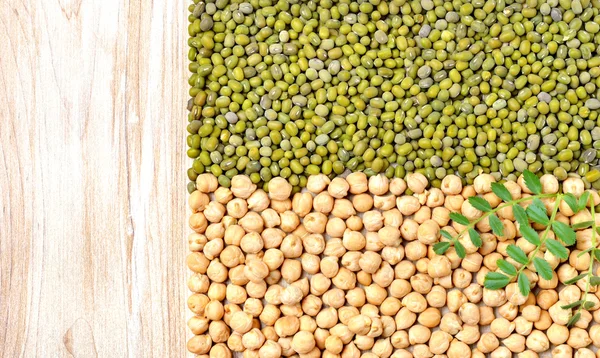 Chickpeas and mung beans. — Stock Photo, Image