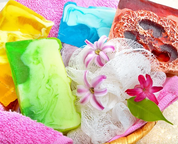 Ručně vyráběné mýdlo s květinami. — Stock fotografie