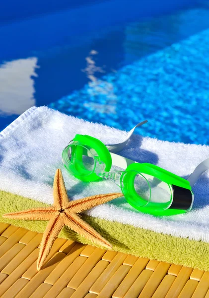 Swimming goggles and starfish. — Stock Photo, Image