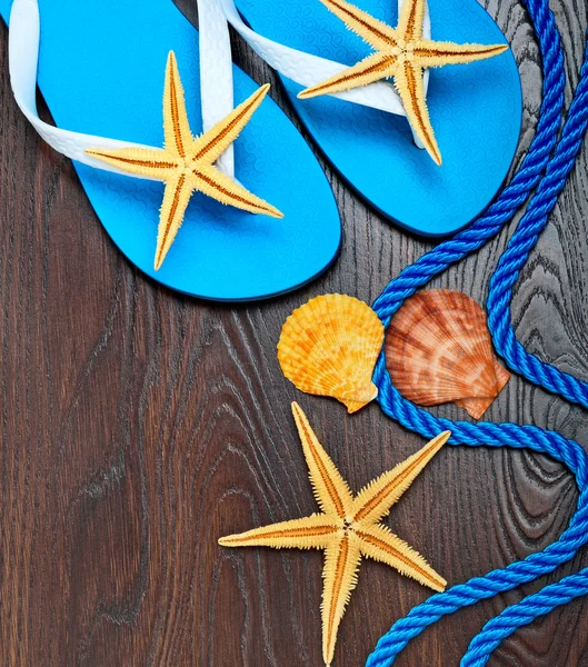 Chanclas, estrellas de mar y conchas . — Foto de Stock