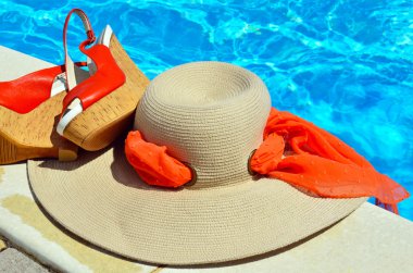 Kadın plaj şapka, kırmızı sandalet ve deniz yıldızı.