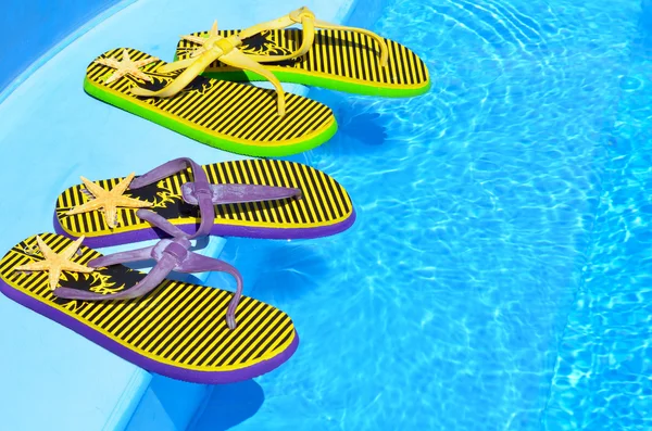 Flip-flops on the swimming pool. — Stock Photo, Image