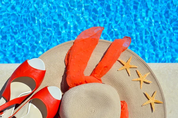 Sombrero de playa de mujer, sandalias rojas y estrellas de mar . —  Fotos de Stock