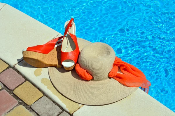 Žena pláž hat, červené sandály a hvězdice. — Stock fotografie