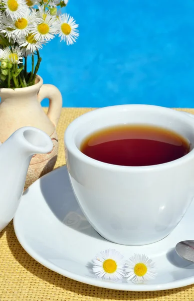 Té negro en una taza. — Foto de Stock