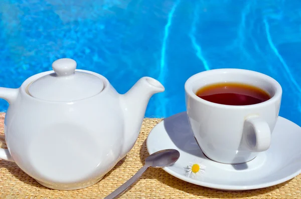 Té de manzanilla en una taza. — Foto de Stock