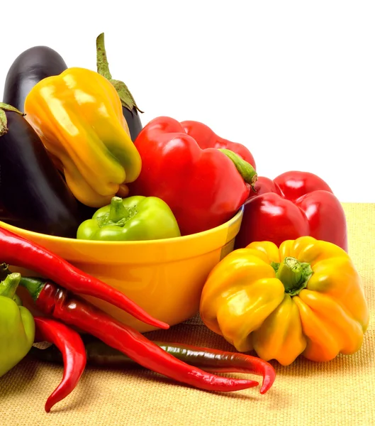 Paprika, Auberginen, Chilischote im Teller — Stockfoto