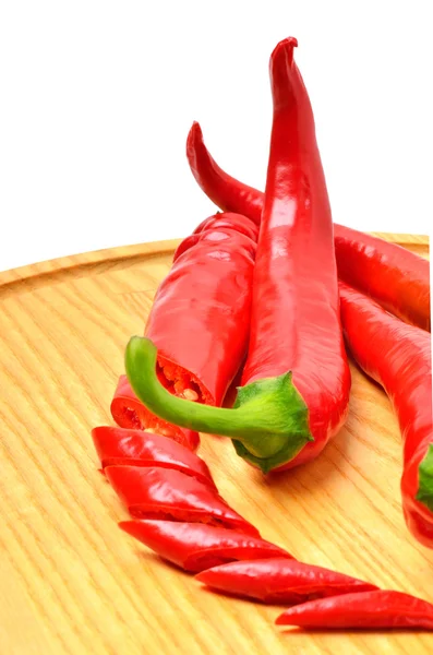 Rode chilipepertjes op het bord — Stockfoto