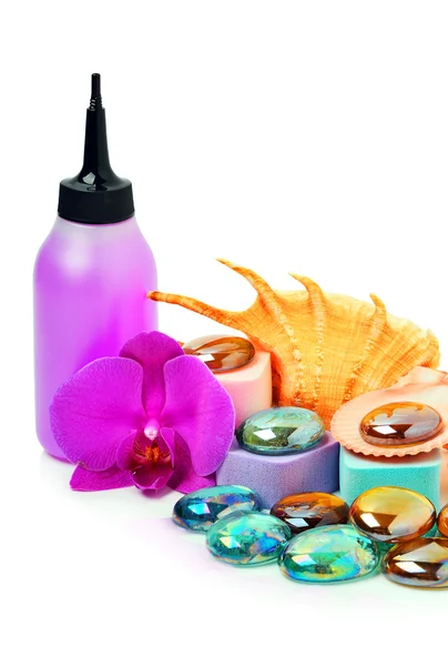 Spa kamienie, muszla, kąpieli gąbki i orchidea kwiat — Zdjęcie stockowe
