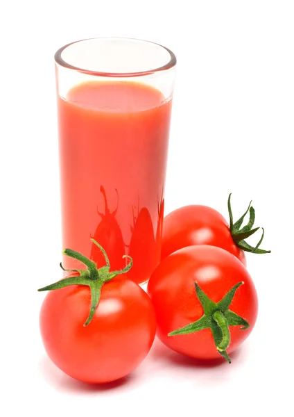 Jugo de tomate en vaso y tomates cherry —  Fotos de Stock