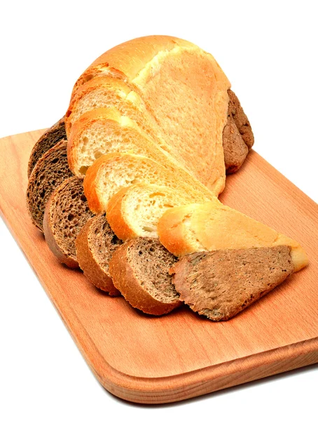 Frisches herzförmiges Brot auf dem Holzbrett — Stockfoto