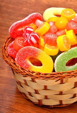 parlak şekerleme, lolipop, reçel ahşap zemin üzerinde hasır sepet