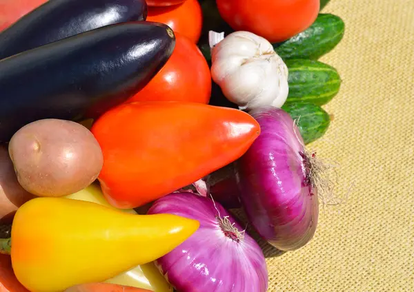 Raw, ripe, bright vegetables on the green grass — Stock Photo, Image