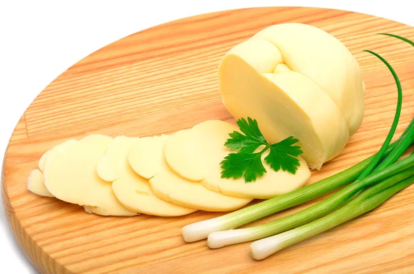 Ser, ser plastry i zielonej cebuli na desce — Zdjęcie stockowe