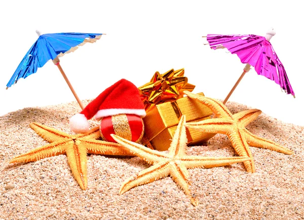 Starfish, bolas de Natal, caixas de presente na areia — Fotografia de Stock