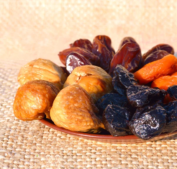 Сушеные фрукты, финики, инжир, чернослив, абрикосы — стоковое фото